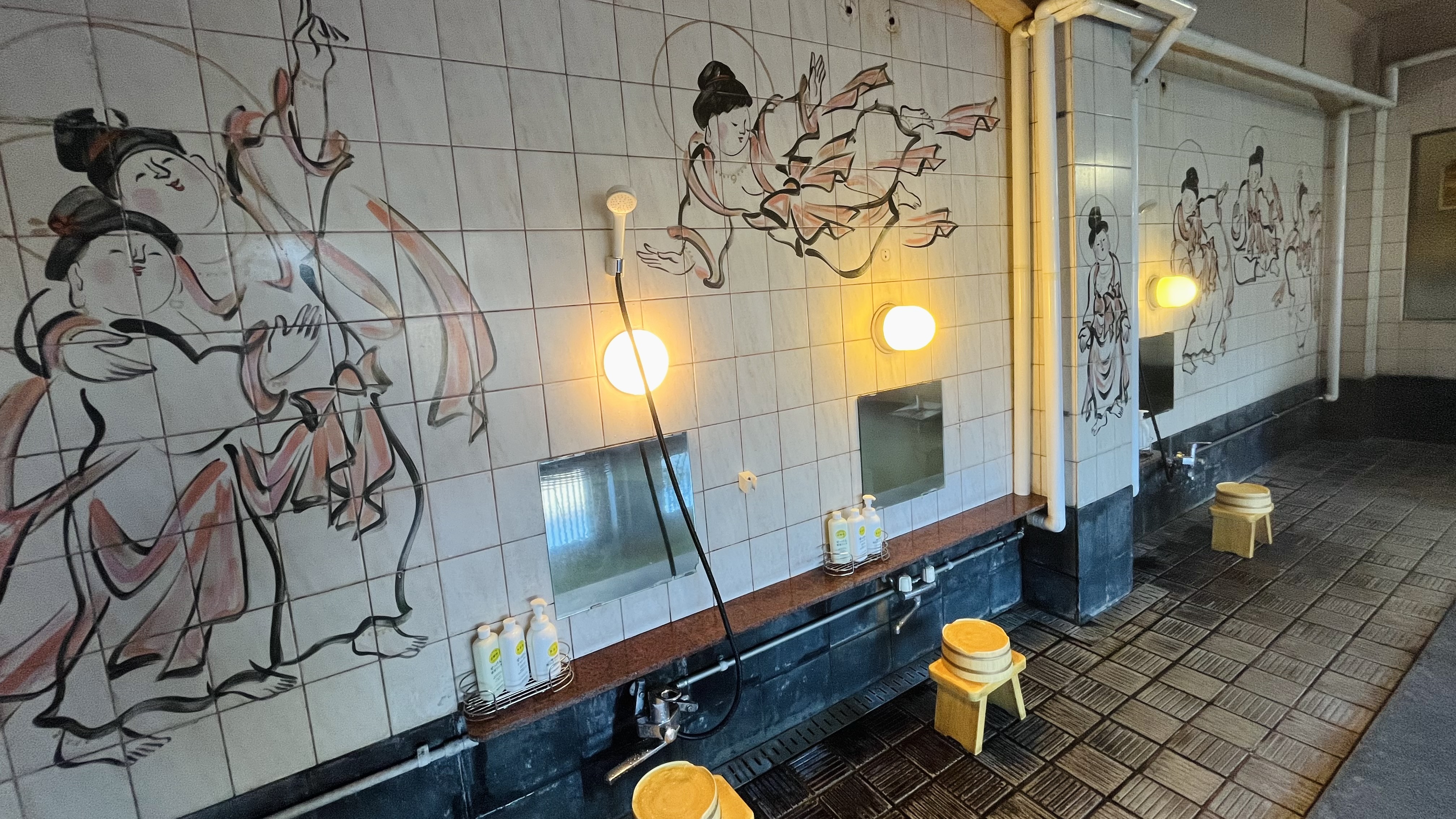 【薬師千人風呂】高橋典子さんの描く壁が楽しい大浴場。混浴ですが女性時間も設定しています