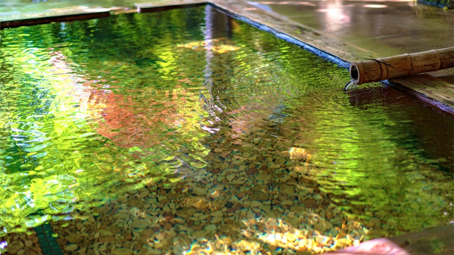 【極上の貸切露天風呂 母里の湯】新緑の母里の湯は、浴槽にも新緑が映りこみまるで自然の中に入るよう