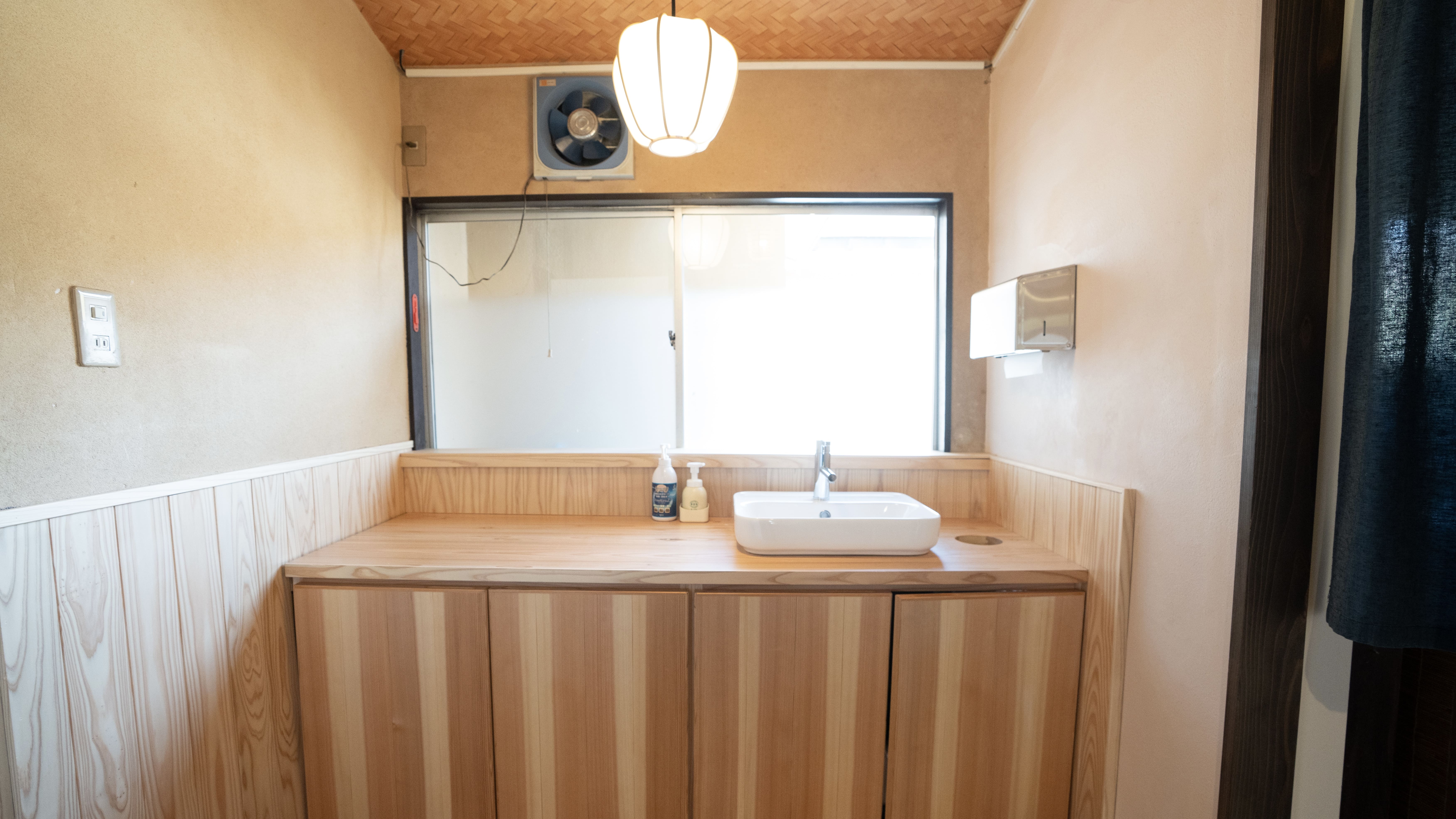 【共有洗面台_本館トイレ共用（6畳）】無垢材で作ったすっきりしたデザインの洗面です