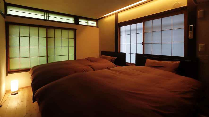 【本館和洋室トイレ付(11畳+セミダブル・ツイン)】セミダブルのシモンズ製ベッドが2台入っています