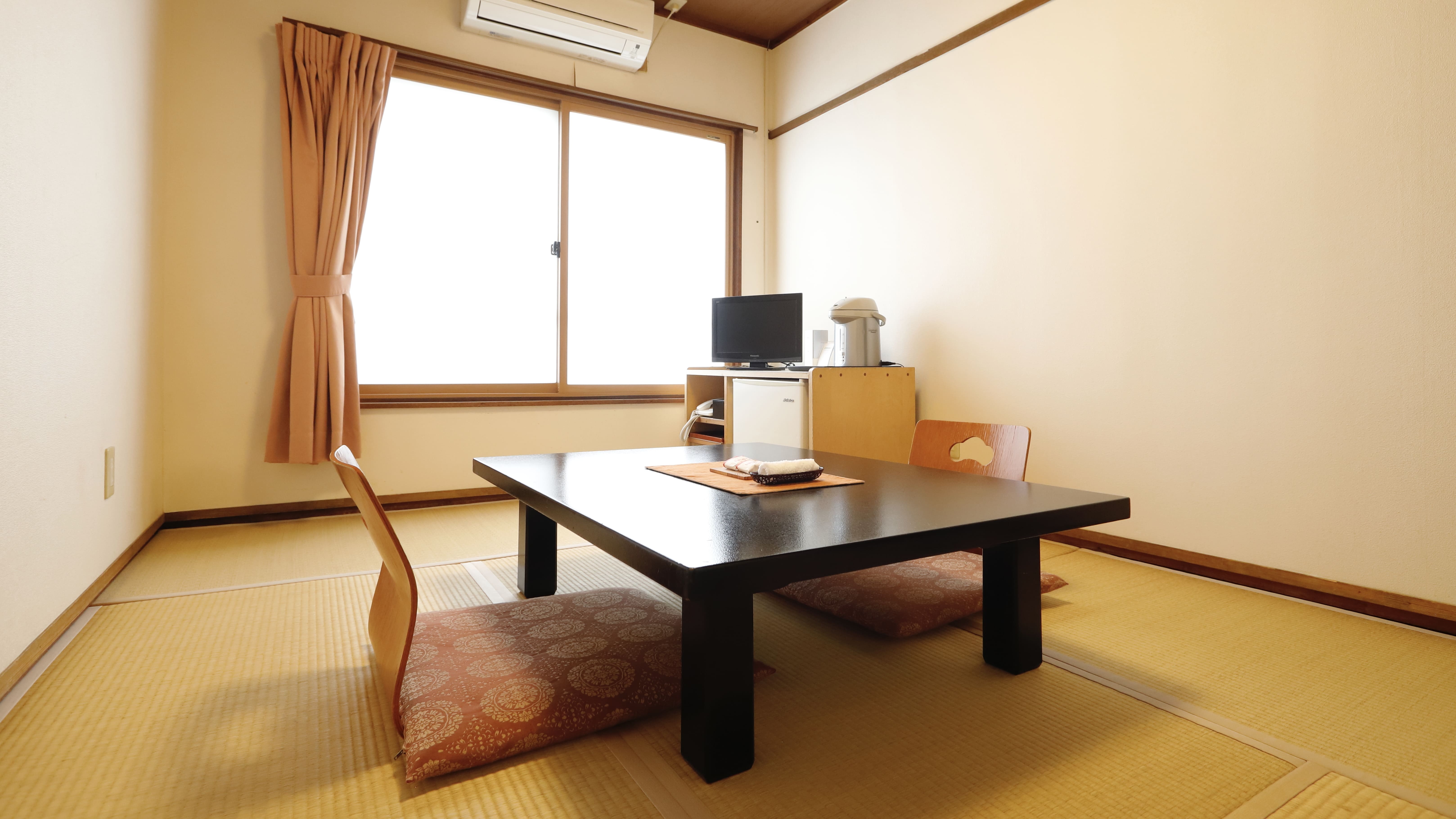 【湯治館トイレ共用(6畳)】シンプルを極めた空間です。お1人様にもちょうど良いお部屋です