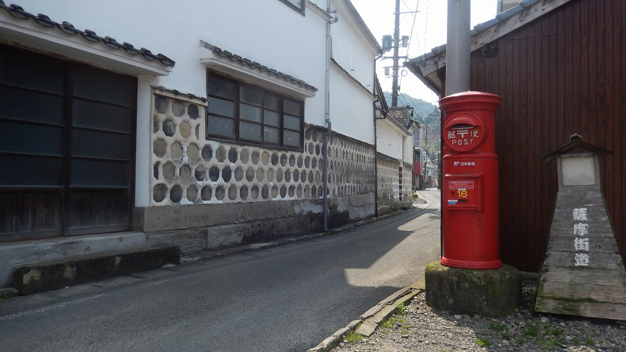 *温泉街を貫く通りは、参勤交代でも使用されたという薩摩街道。