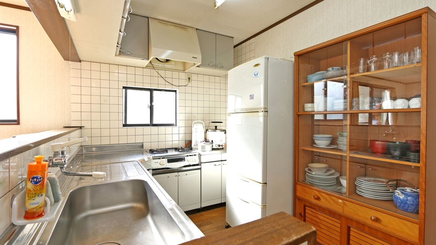 【2階建コテージ】ダイニングキッチンには調理器具も完備しております