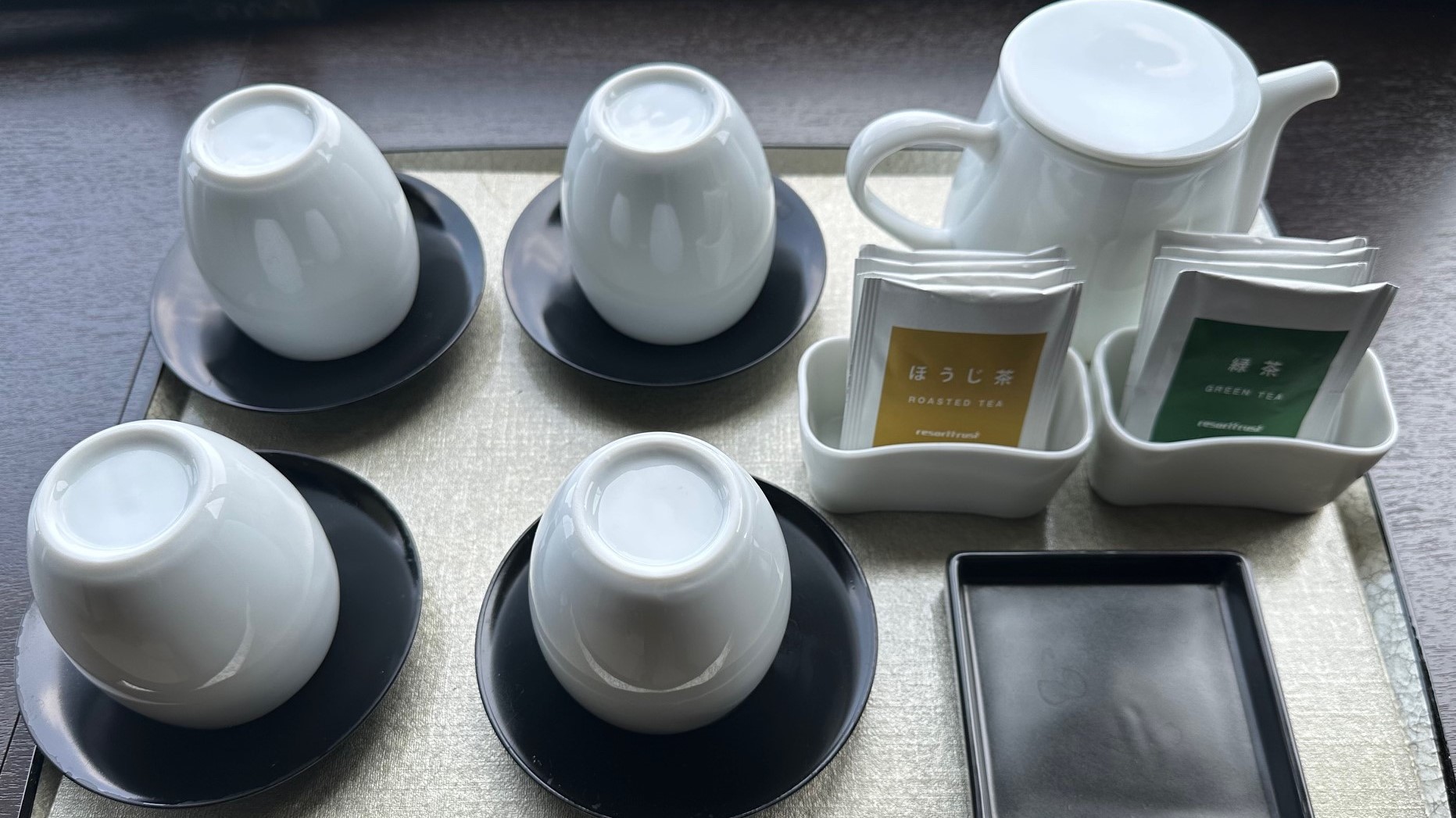 緑茶とほうじ茶のセットをご用意しております。