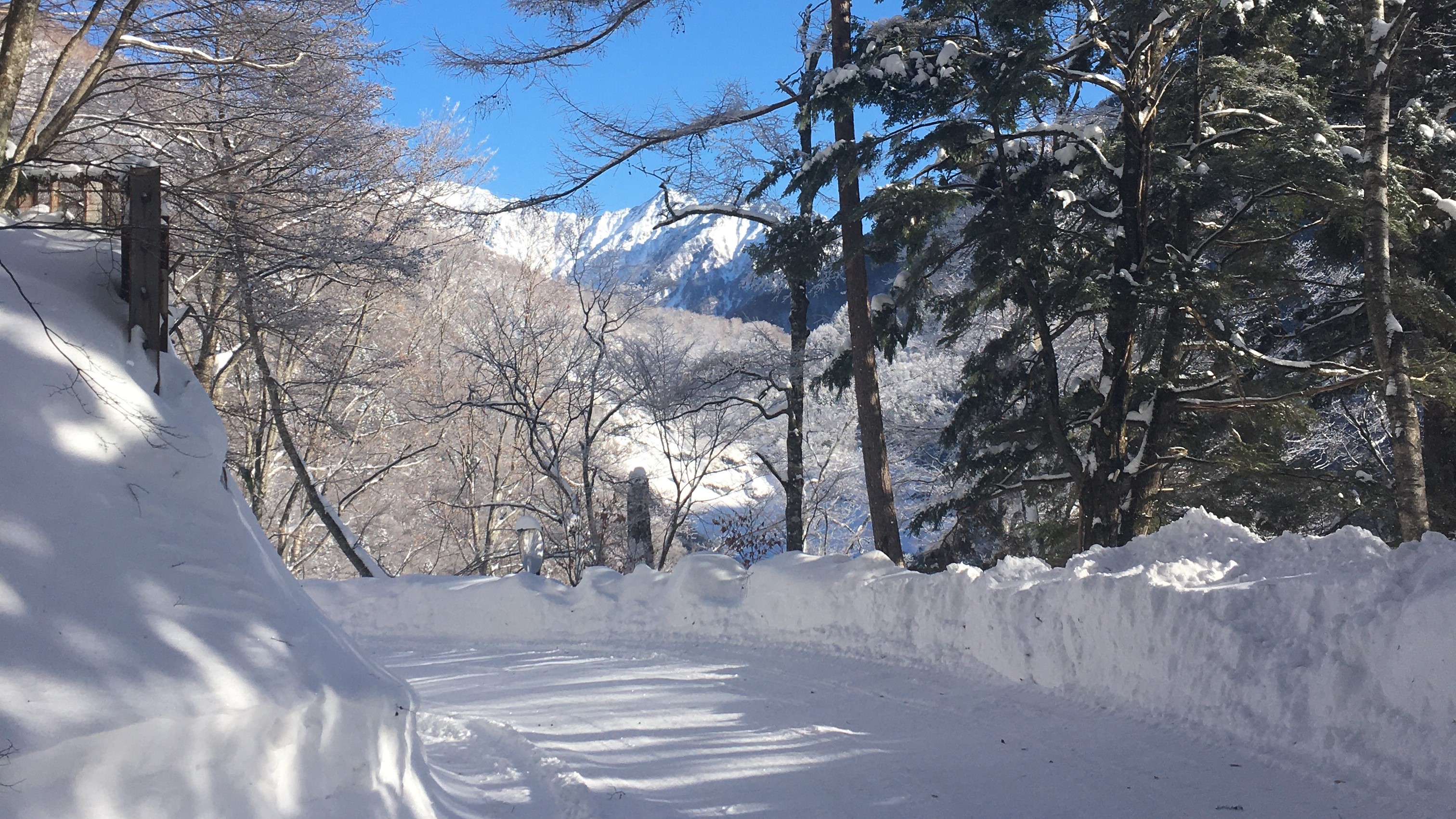 安房峠はスタッフが除雪します