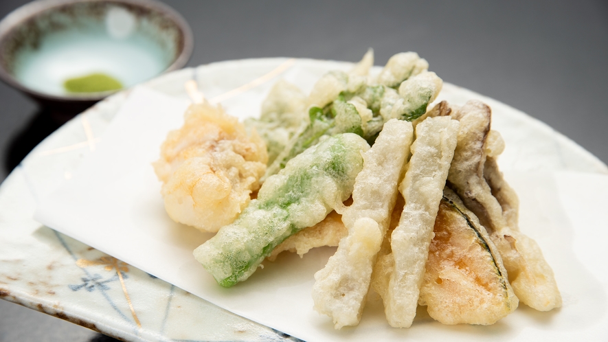 *【夕食一例】山から収穫した旬の山菜やキノコの天ぷら。