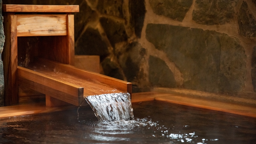 *【檜風呂／女湯】湧き出る５本の源泉のうち３本は檜風呂へ。贅沢な源泉かけ流し湯をご堪能下さい。
