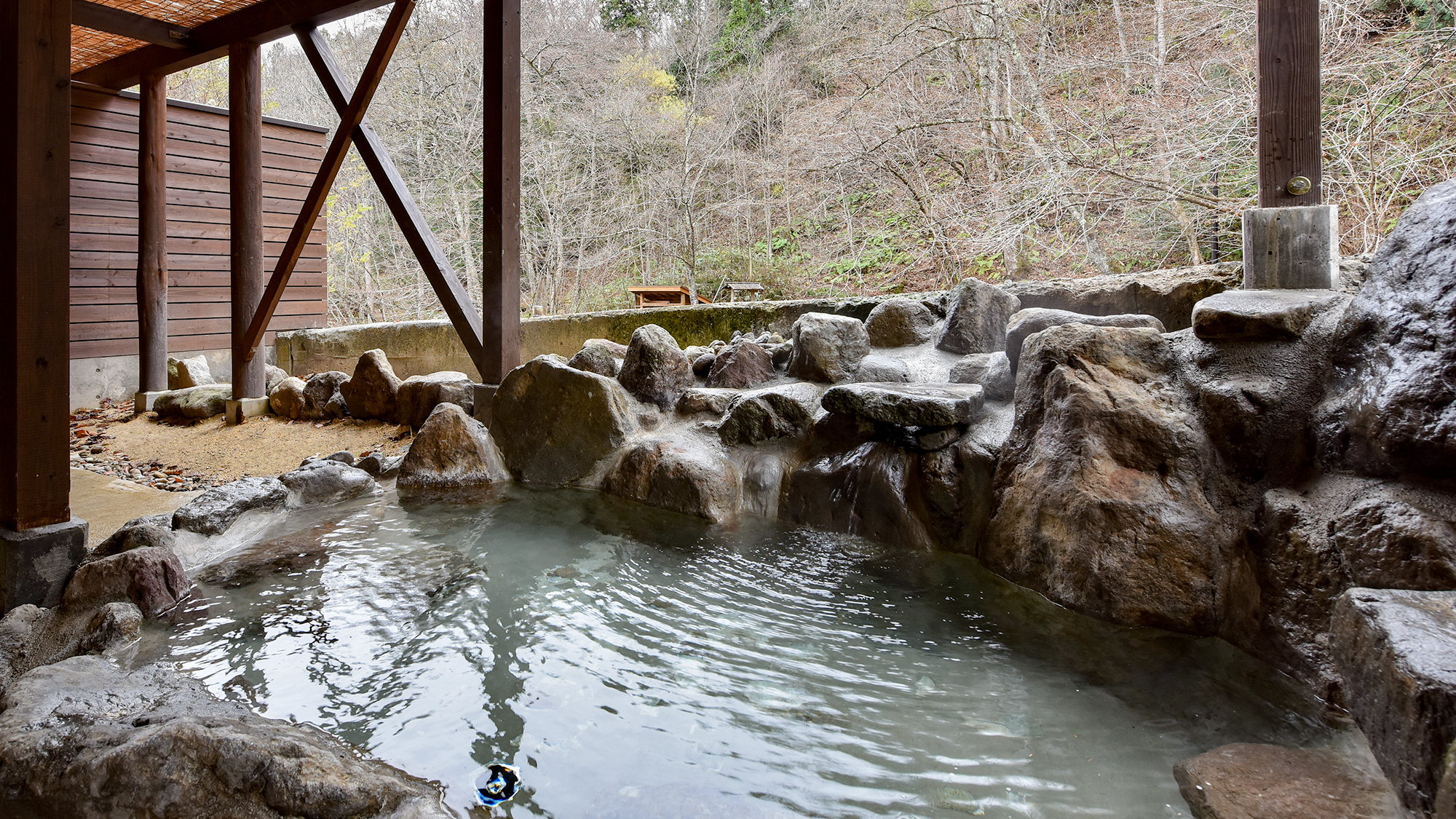 *【露天風呂／男湯】2020年10月リニューアル。春は新緑、夏は涼風、秋は紅葉、冬は雪見風呂。