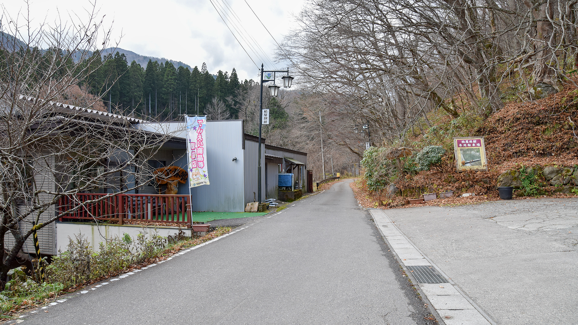 *【駐車場】エントランスの正面にございます。