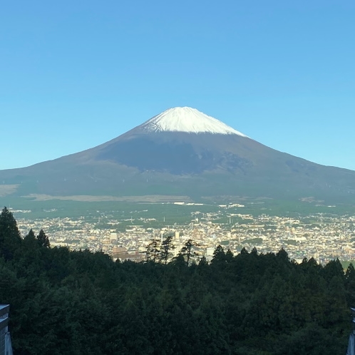 ロビーから眺める初冠雪の富士山