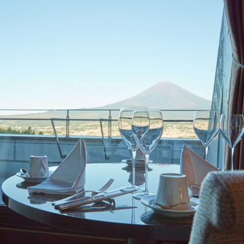 喧騒を忘れるレストランから眺める富士山