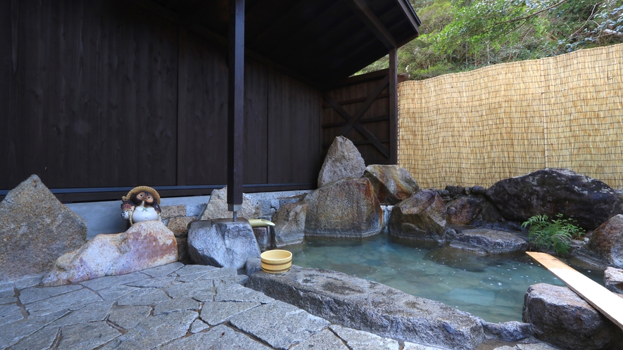 【外風呂】毎日変わる湯の峰温泉の色もお楽しみください