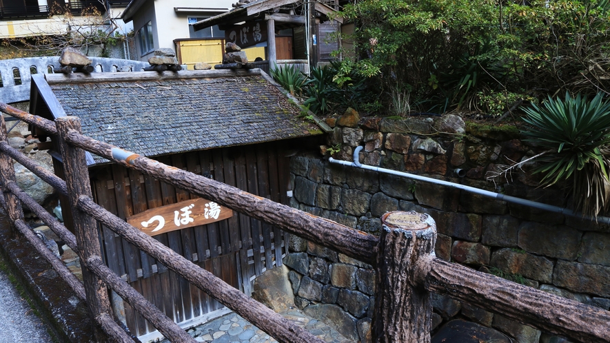 日本最古の温泉湯の峰温泉。熊野へ詣でる前に、人々はここを湯垢離場として身を清めました。