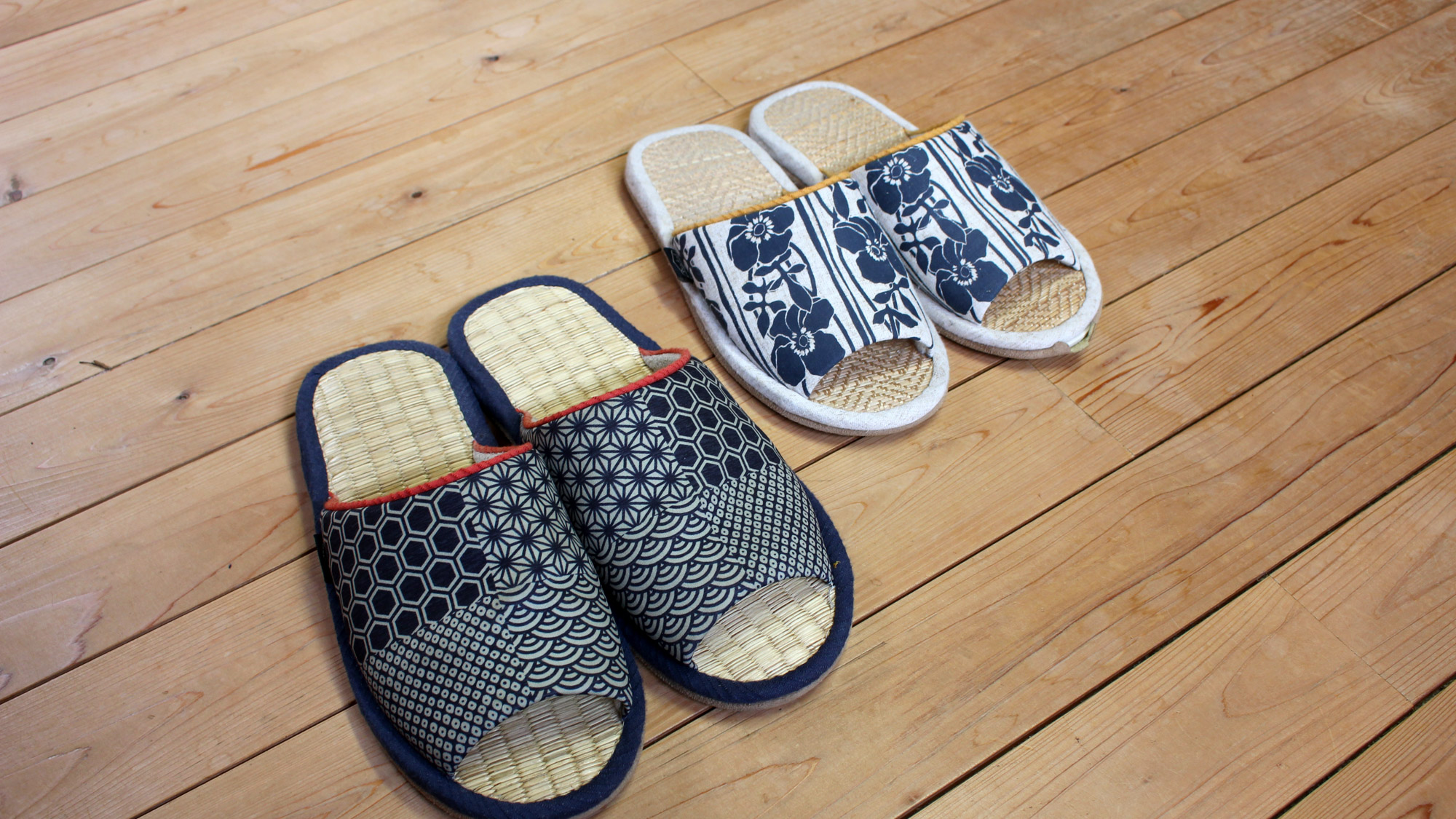 *【玄関】ヒノキ調の館内に合う和柄のスリッパです♪
