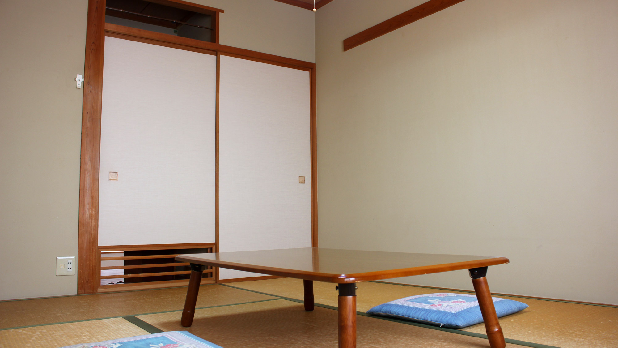 *【和室6畳】やさしく暖かい雰囲気の純和室♪Wi-Fi完備しています。※バス・トイレは共同です。