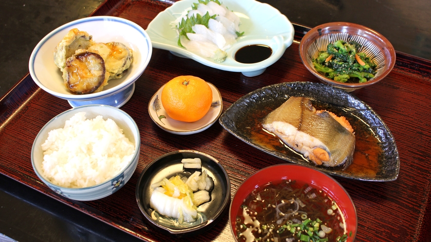 *【夕食一例】地元食材にこだわった女将自慢の料理です。