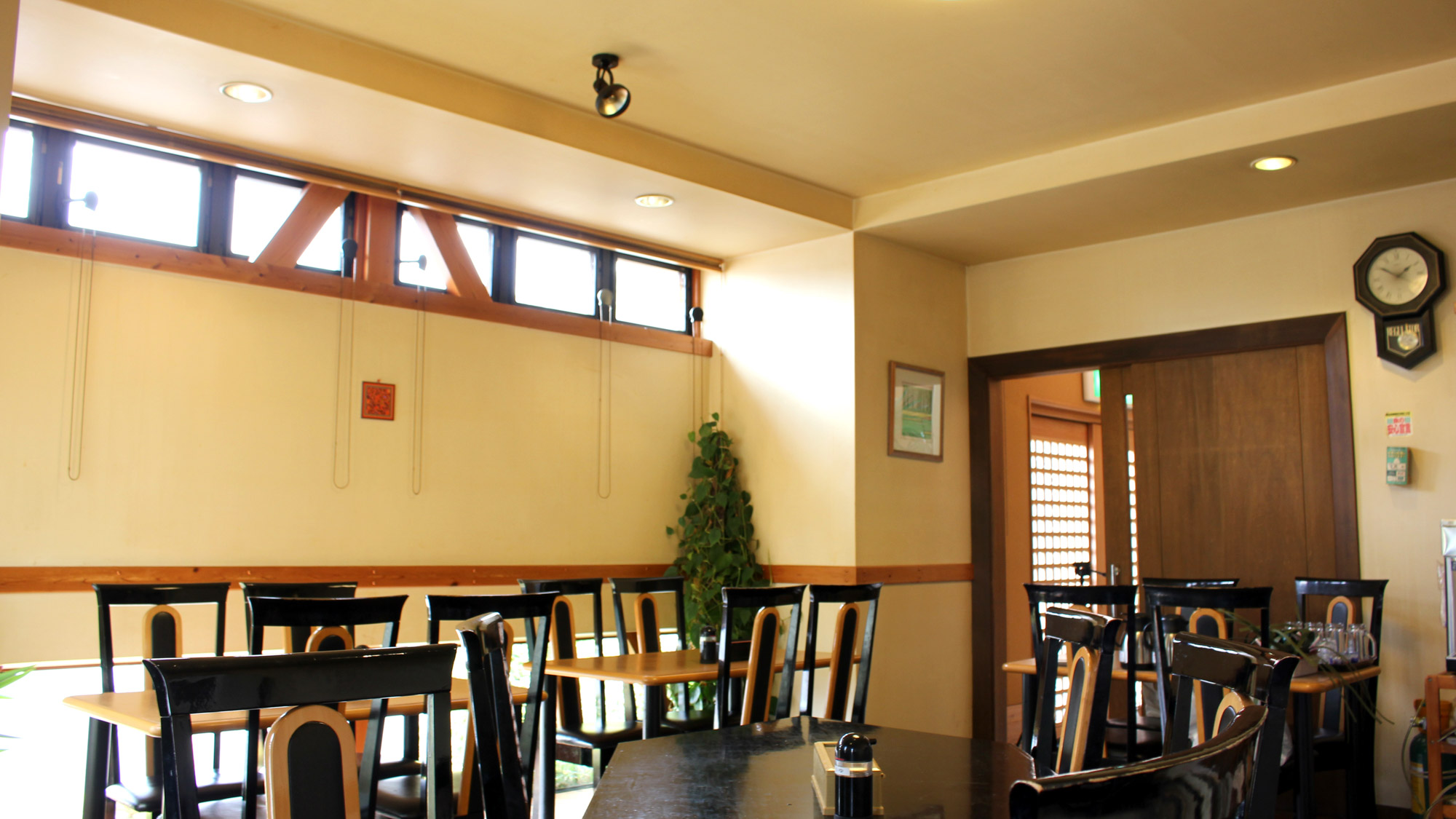 *【食堂】夕食は18：00～21：00、朝食は6：00～8：00の間でお召し上がりいただけます。