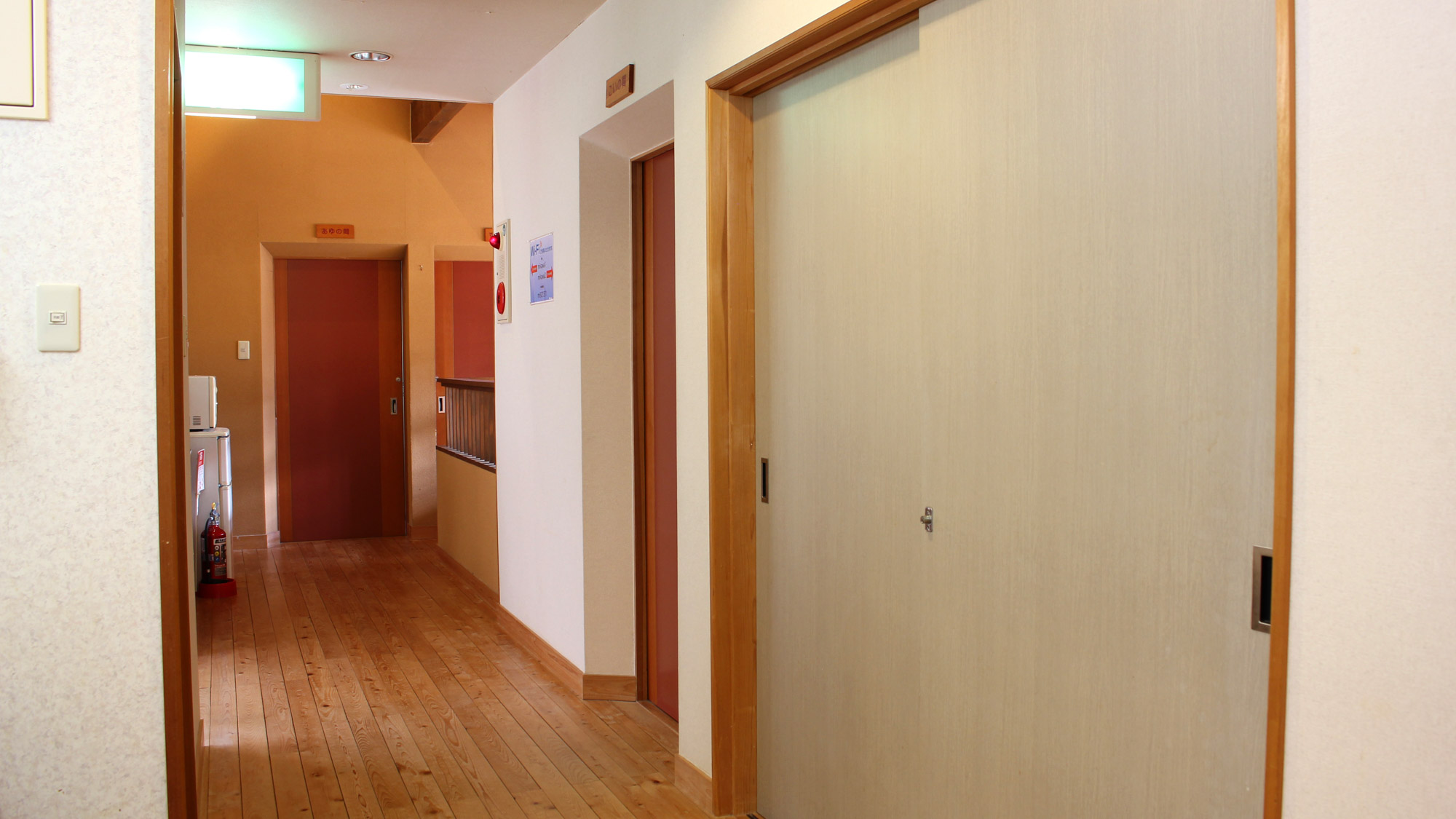 *【館内一例】2階廊下のつきあたりに共同のレンジ・冷蔵庫・電気ケトルをご用意いたしております。