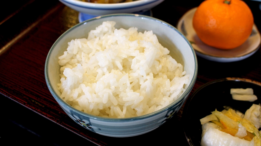 *【夕食一例】地元の美味しい白米をご用意しております。