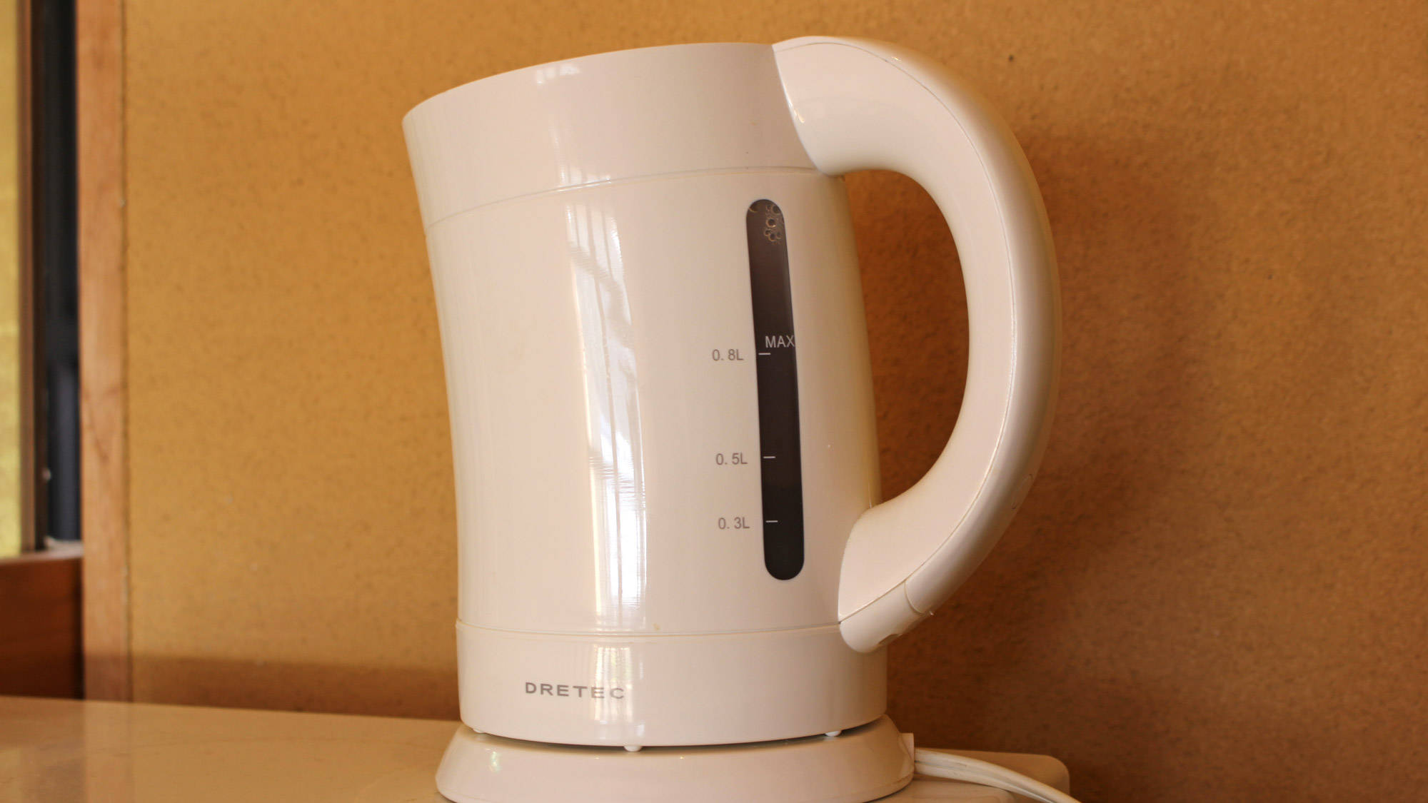 *【館内一例】2階廊下に共同でご利用いただける電気ケトルがございます。