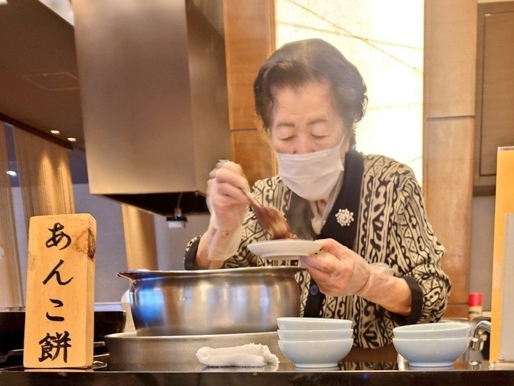 97歳大女将の伝統あんこ餅と七色に変わる奇跡の名湯バイキングプラン★Wi-Fi完備