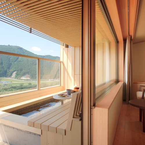 [Autumn leaves building] Guest room with open-air footbath