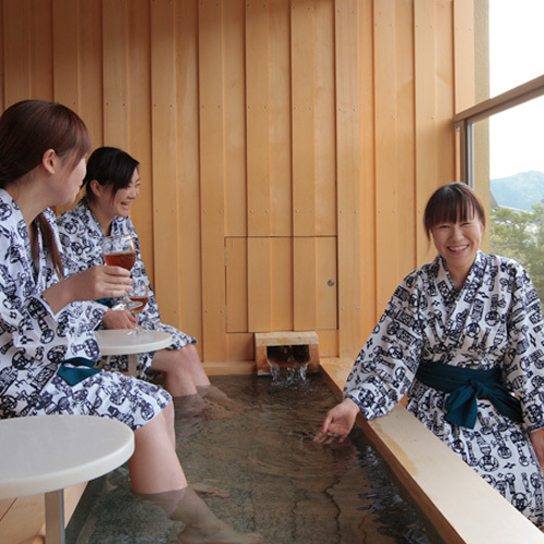 [Autumn leaves building] Guest room with open-air footbath