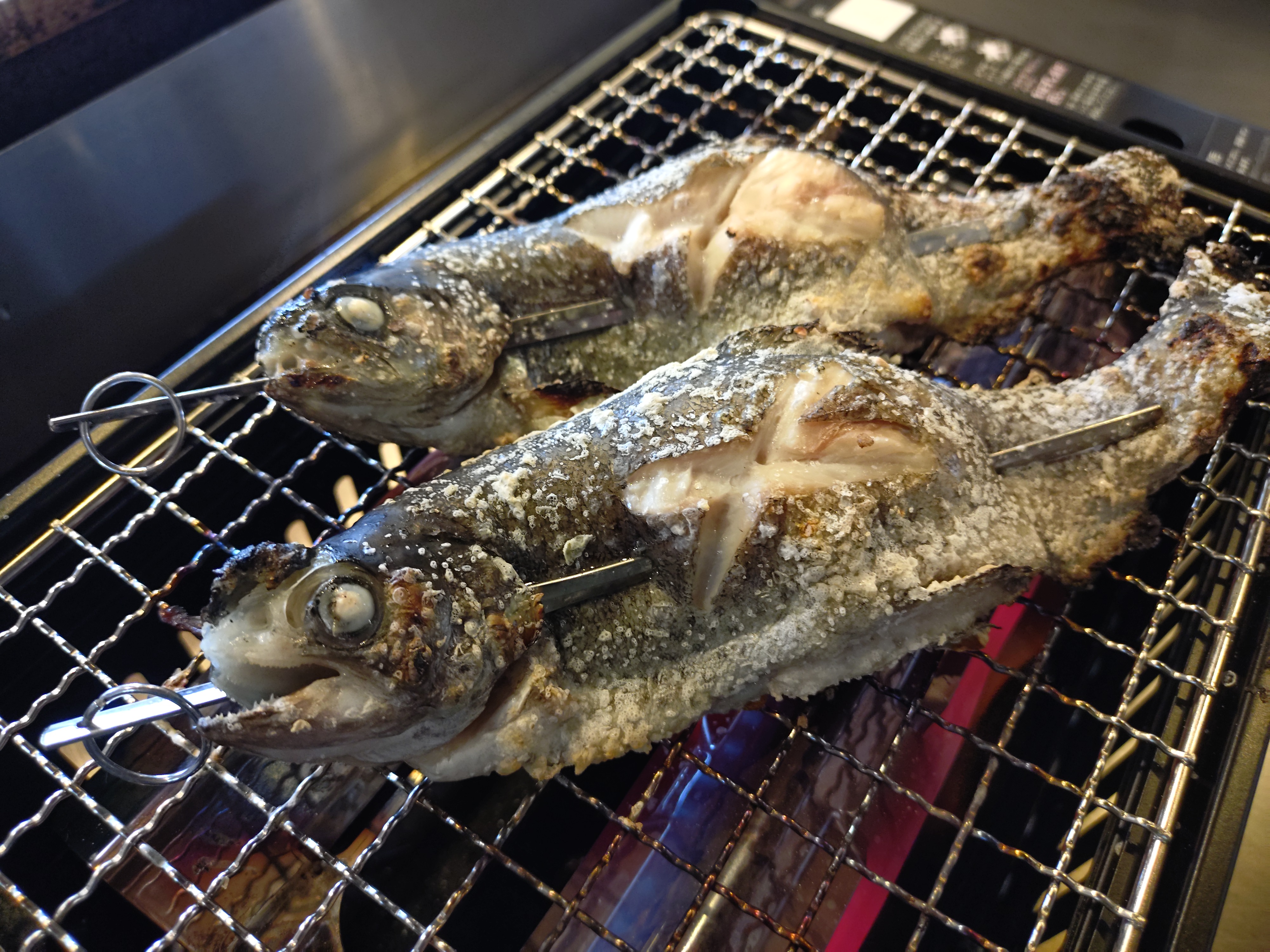 【すき焼き＆手打ち蕎麦コース】忍野湧水ニジマスの塩焼き・・焼き場