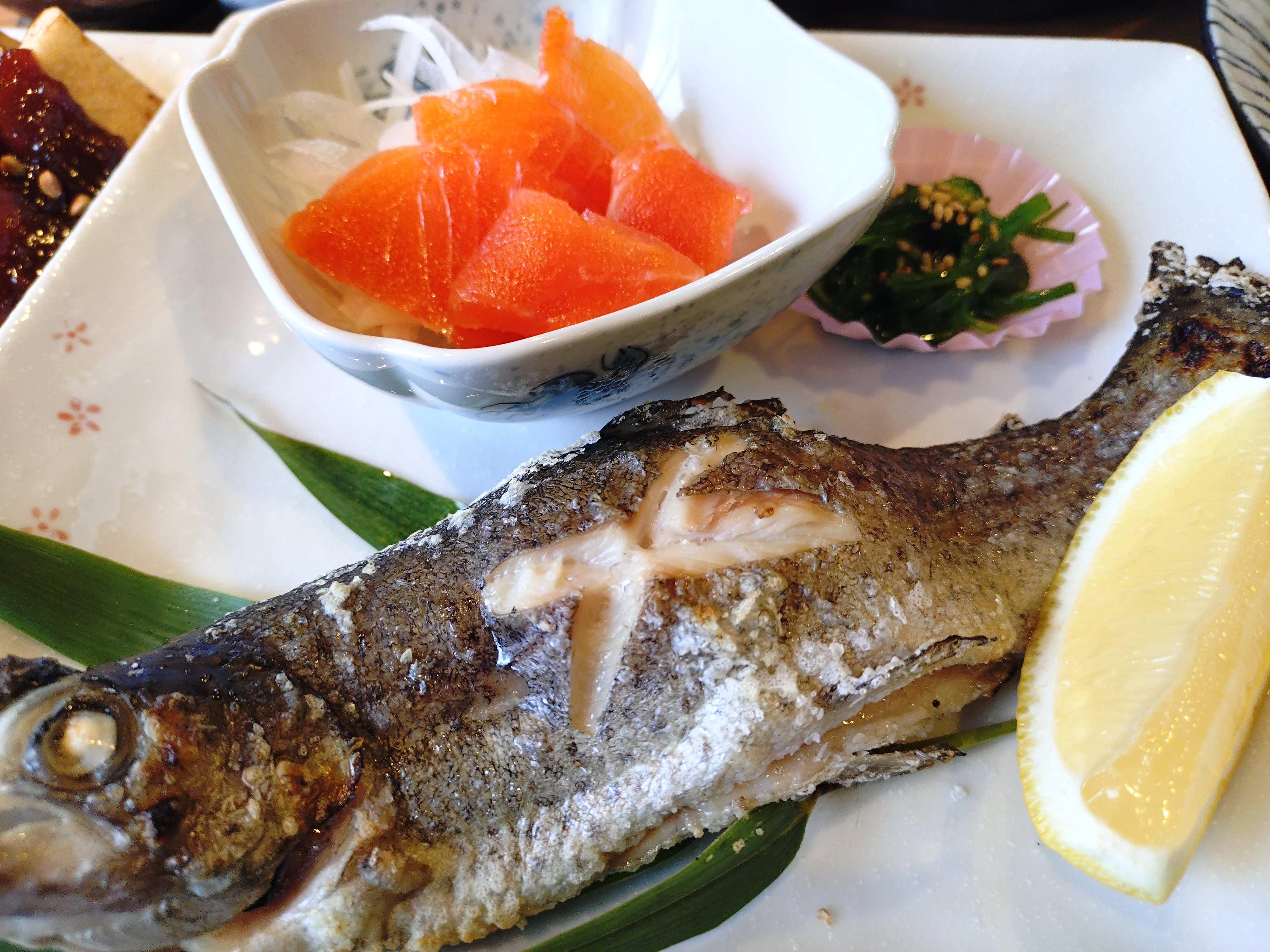 【すき焼き＆手打ち蕎麦コース】忍野湧水ニジマスの塩焼き　甲斐サーモンと共に