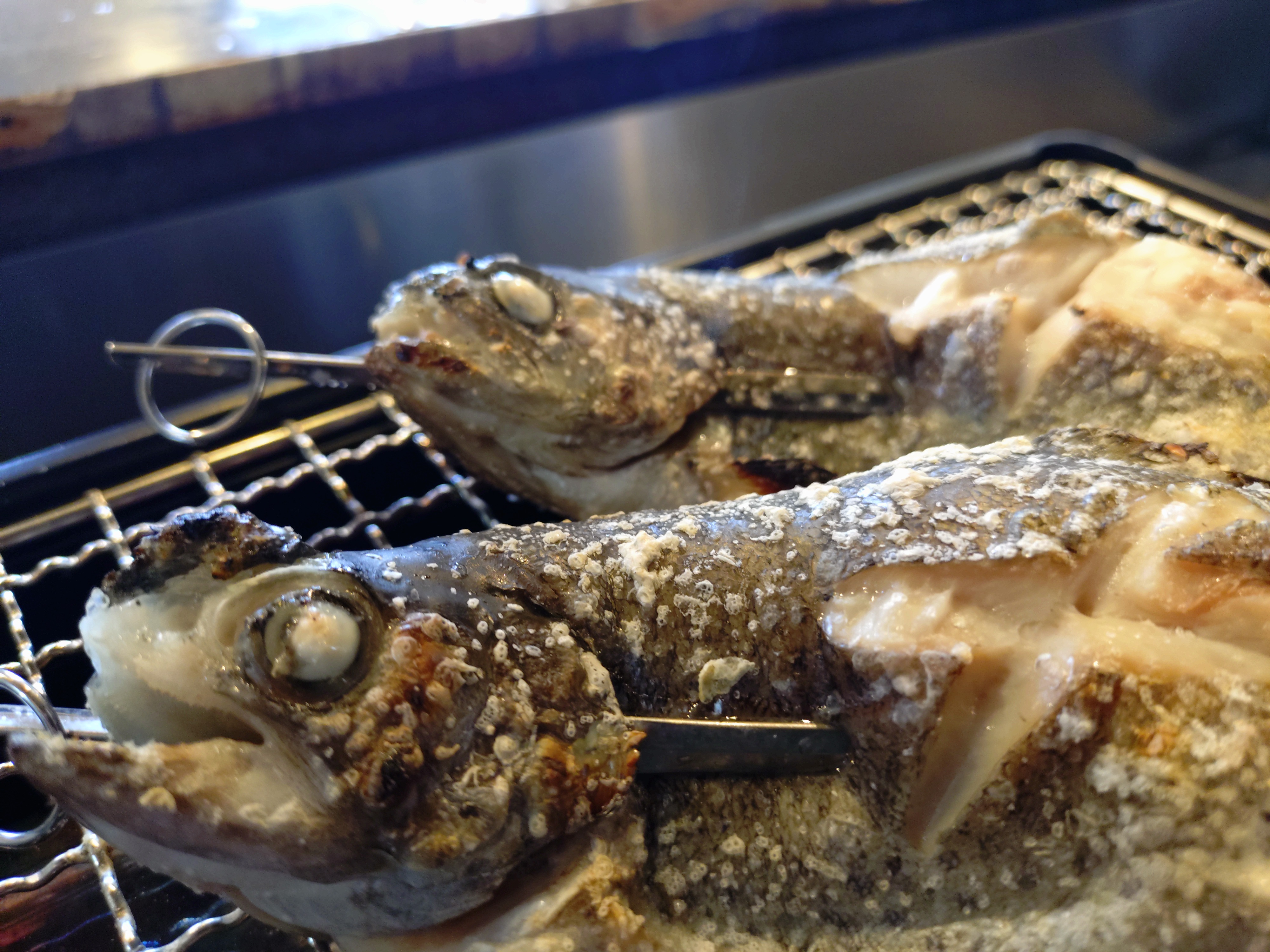 【すき焼き＆手打ち蕎麦コース】忍野湧水ニジマスの塩焼き・・焼き場