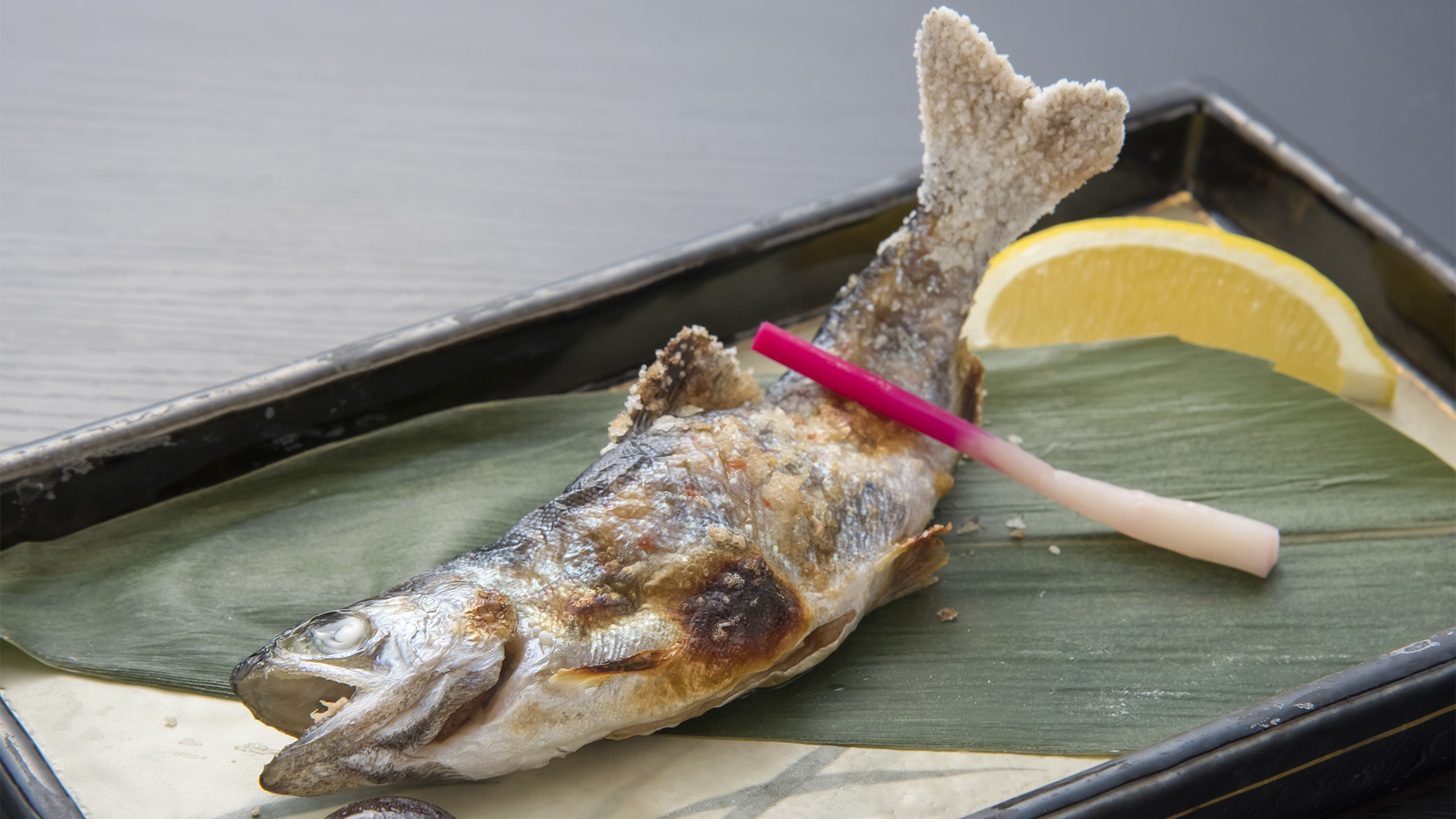 ・【料理】野迫川村名物の天魚（アマゴ）をカリッと塩焼きに