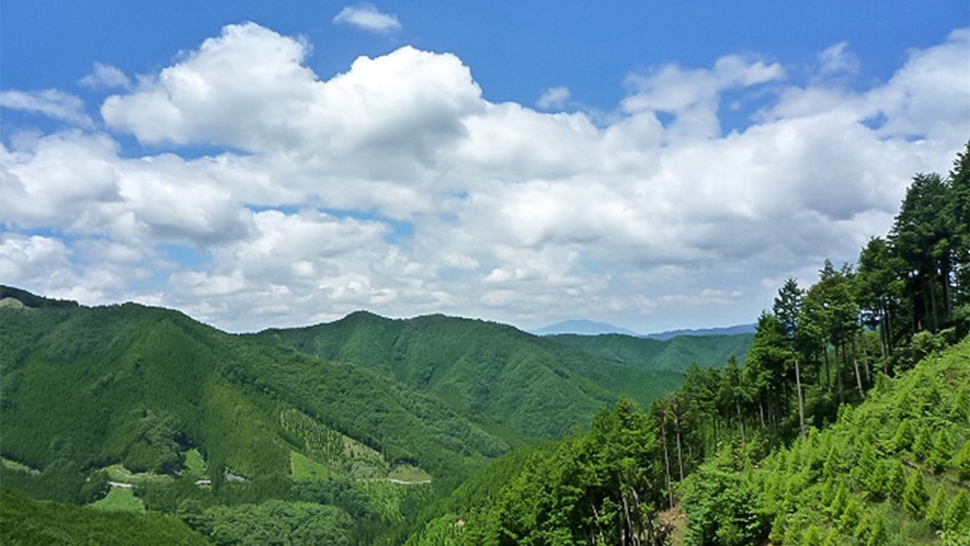 ・【風景】広々と連なる山々の風景