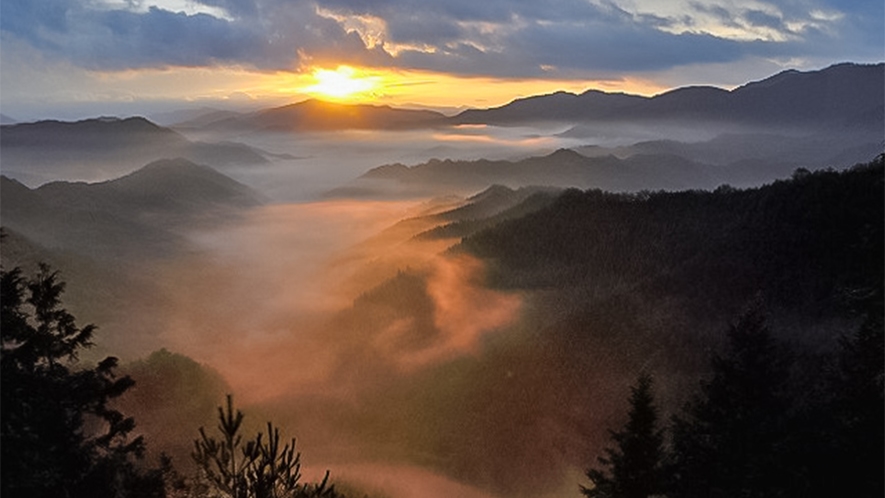 ・【雲海】標高1,260mの立里荒神社から見える雲海と夕陽
