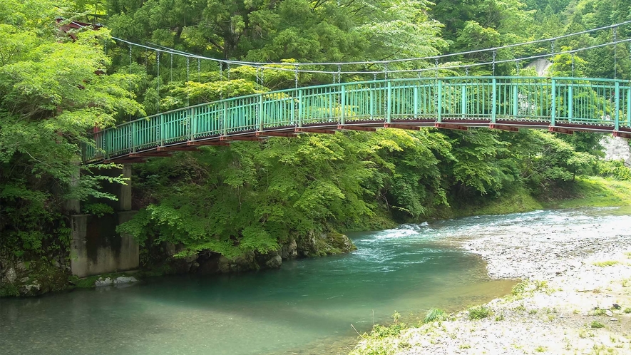 ・【風景】ホテル前に架かる長寿橋と新緑の木々