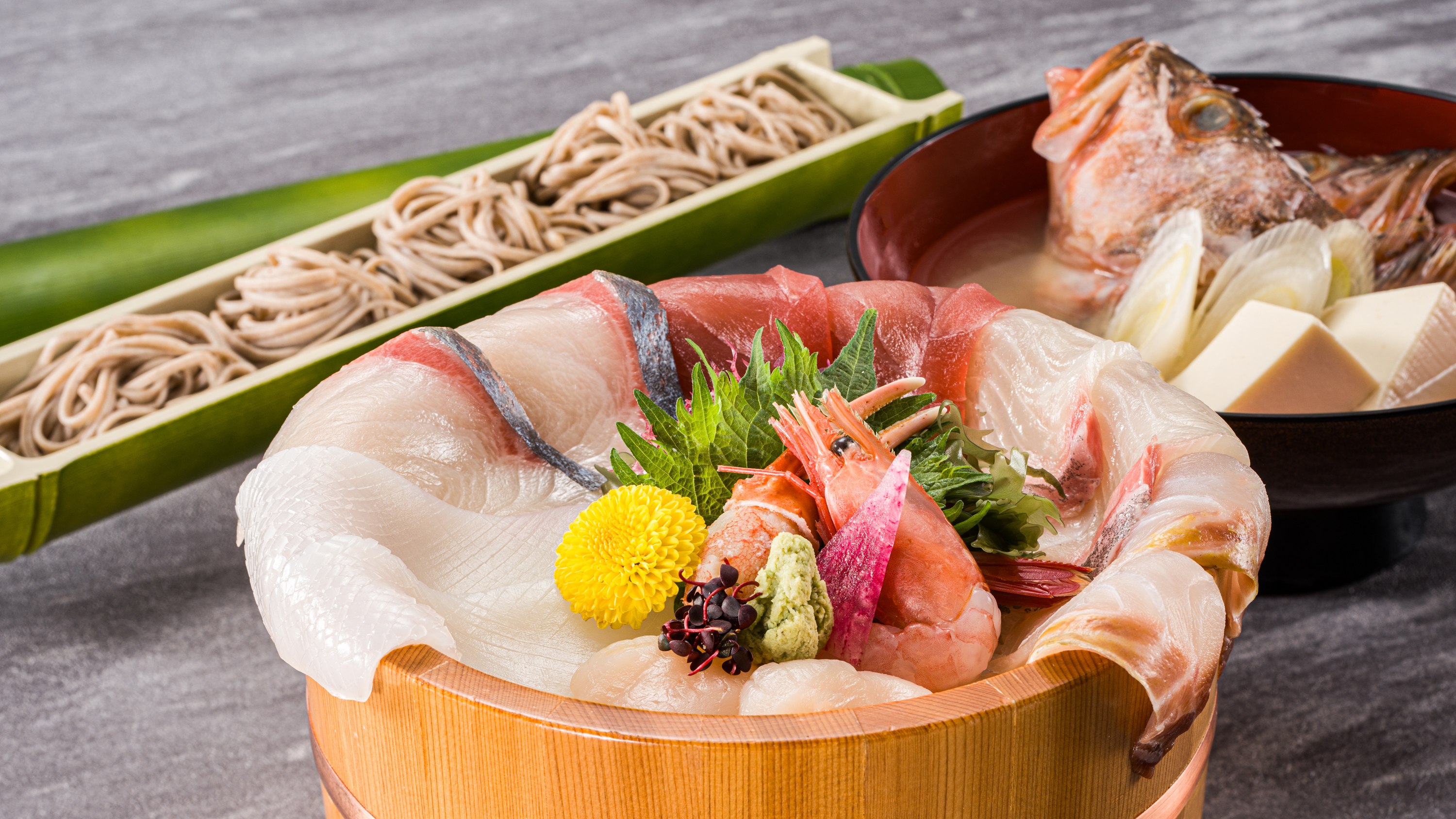 ●料理長おまかせ定食「魚介たっぷり桶盛丼&times;出石蕎麦」イメージ