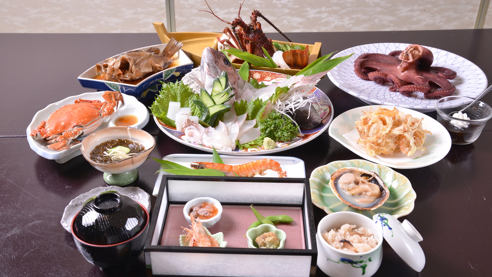 *お夕食一例（デラックス）/旅の醍醐味の一つである夕食。美味しくて豪華な日賀島海鮮グルメに舌鼓。