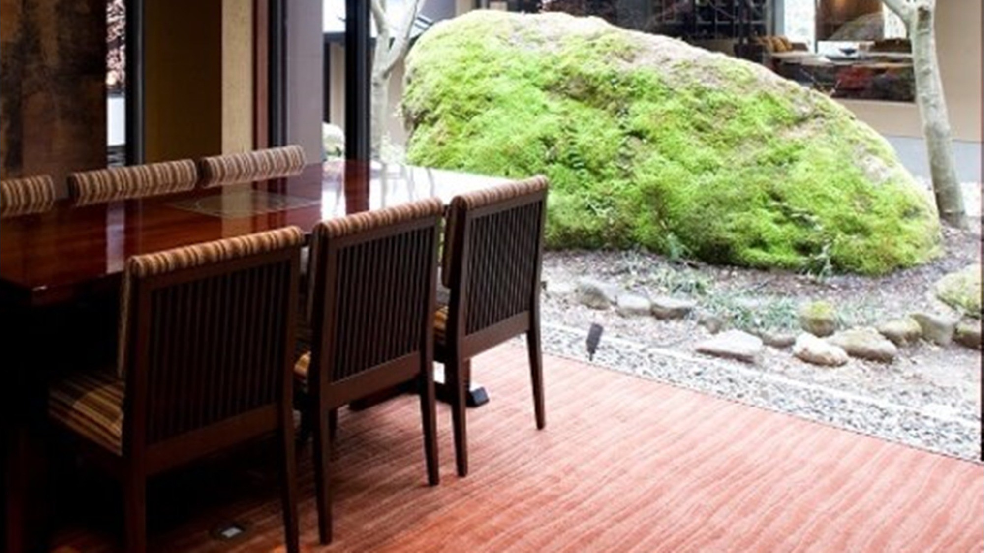 レストラン半個室