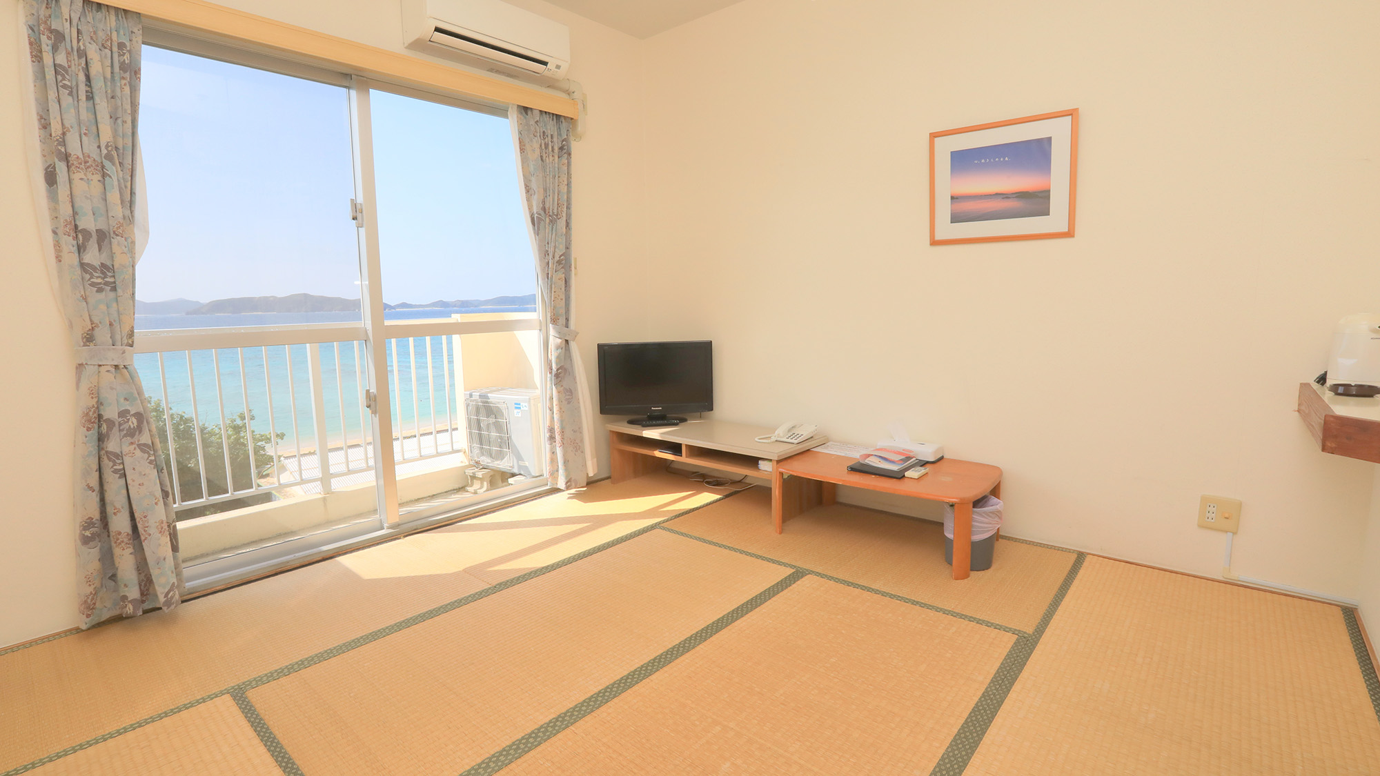 ・【本館和室：海側】8畳和室で最大3名様までご宿泊可能。オーシャンビューのお部屋です