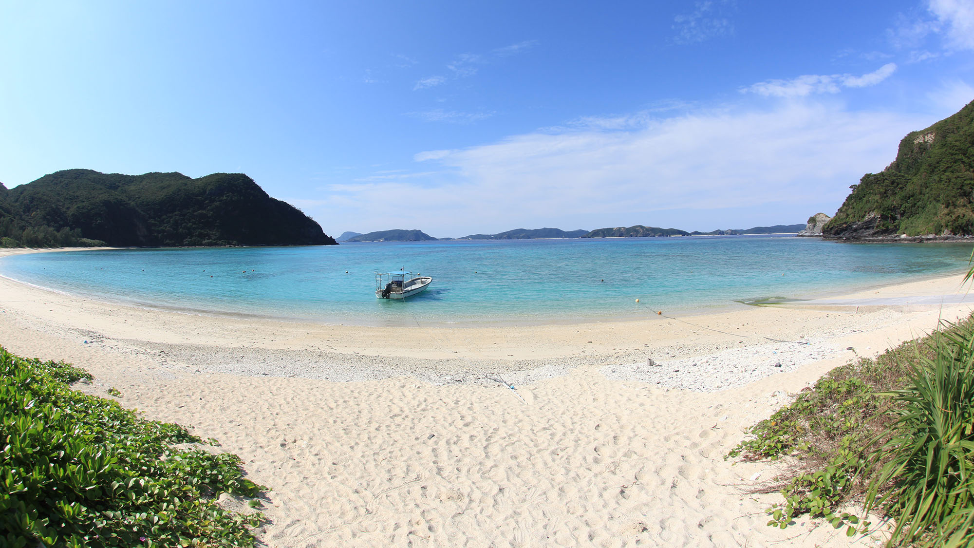・【とかしくビーチ】青い海、白い砂浜のコントラストが美しいビーチです