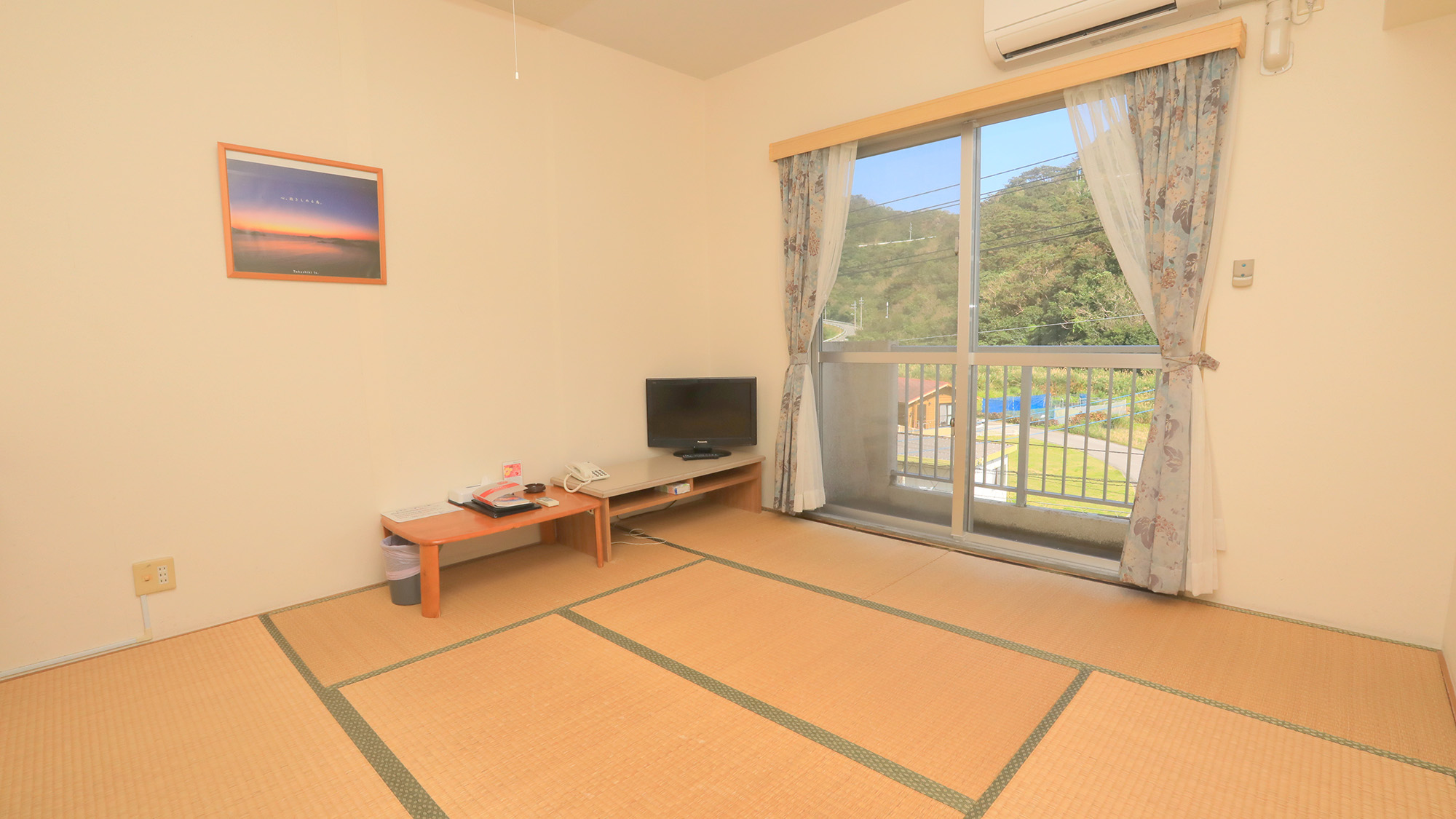 ・【本館和室：山側】8畳和室で最大3名様までご宿泊可能。部屋から海は見えません