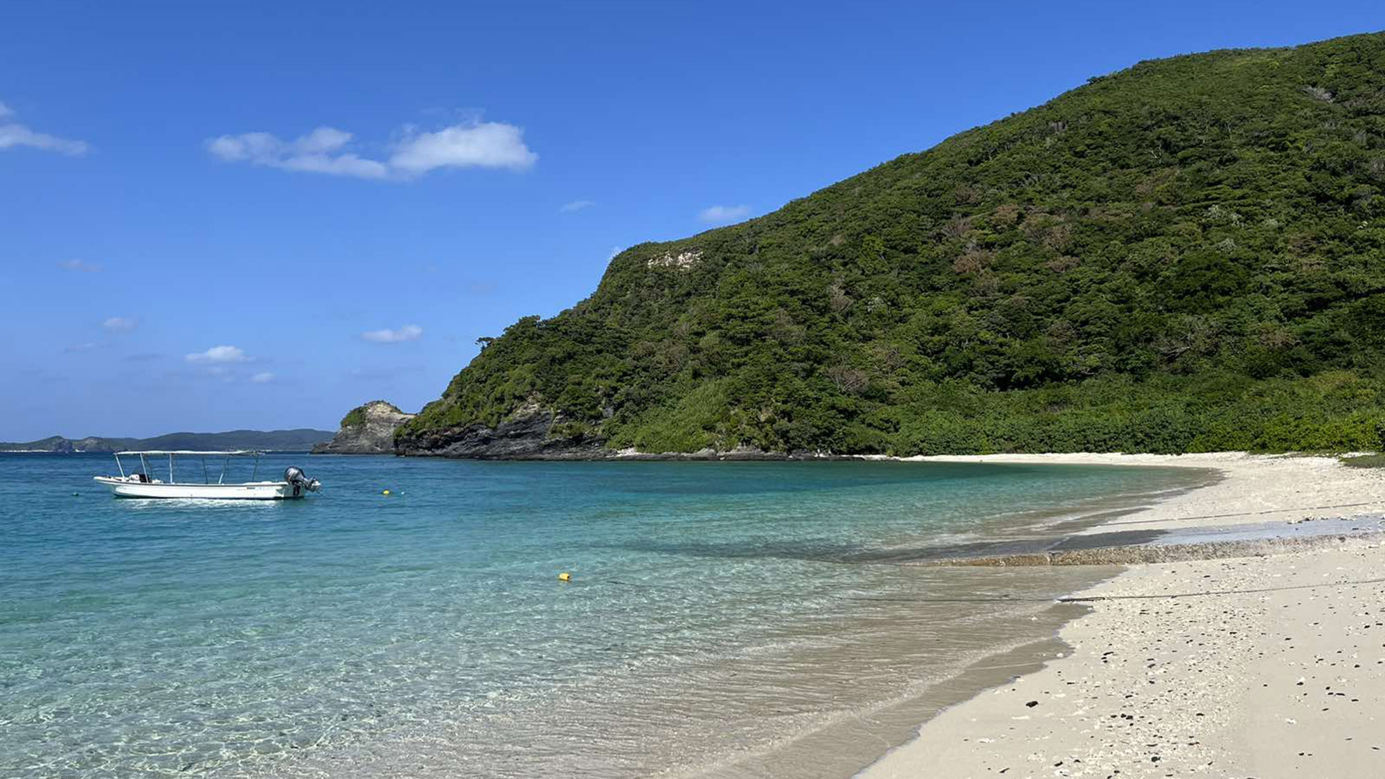 ・【ホテル前の景観】宿泊者だけが利用できるプライベートビーチ　空と海のコントラストをお楽しみ下さい