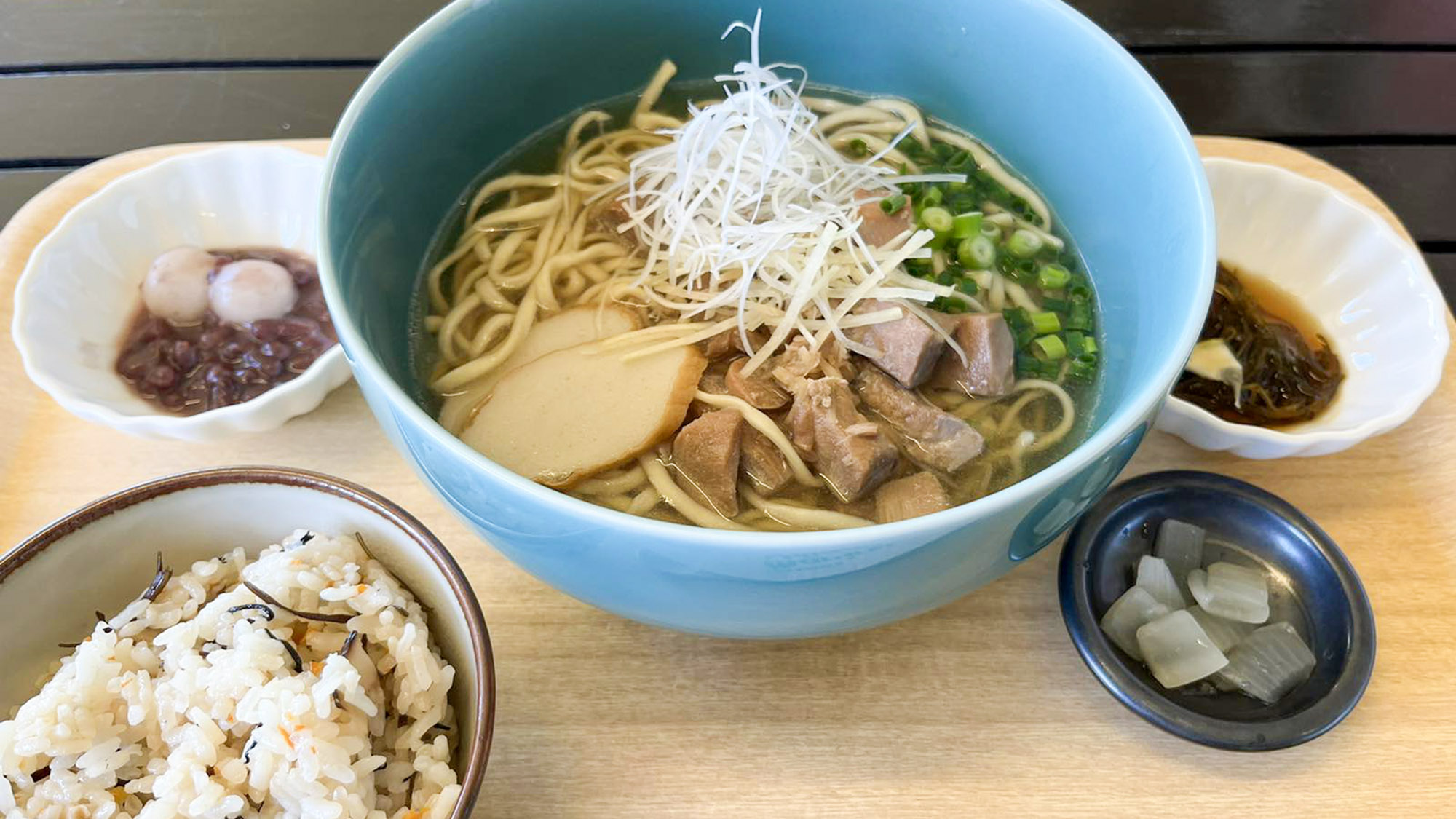 ・【ランチ/例】地元の食材を利用した満足感たっぷりの定食です