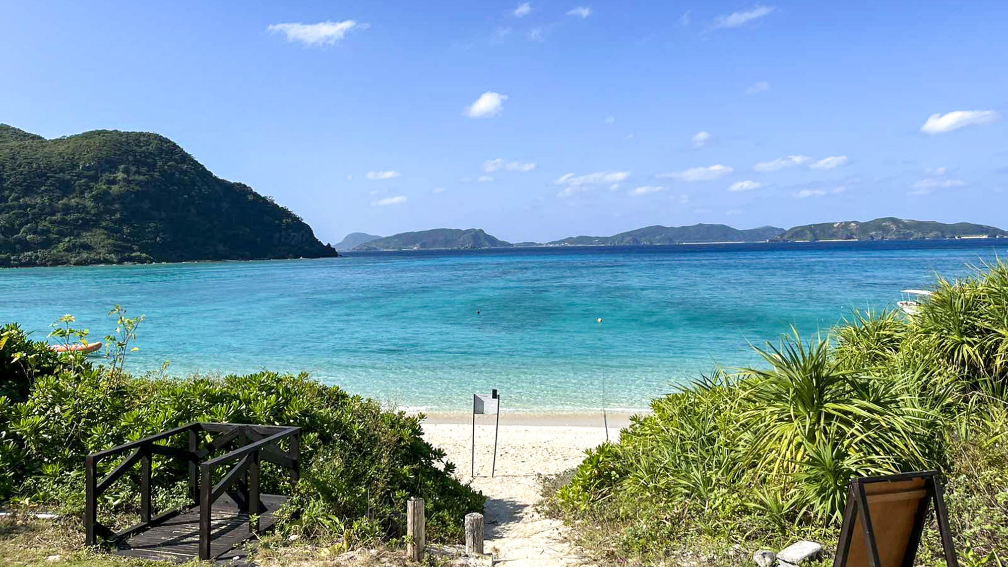 ・【ホテル前の景観】ホテルを抜ければ眼前に広がる透き通る青　心地よい波の音色が心地よい