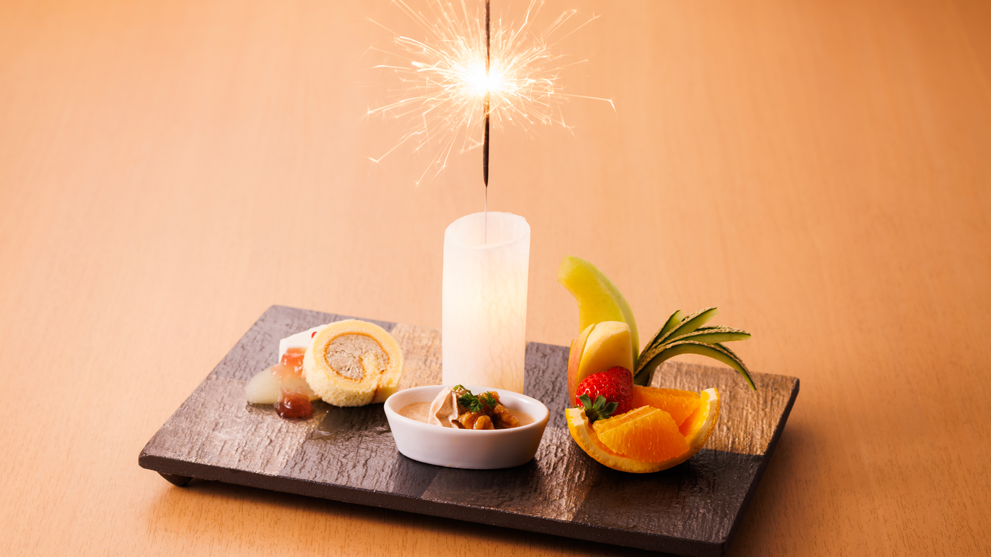 お祝いのフルーツは花火でサプライズ。心をこめてご用意します。