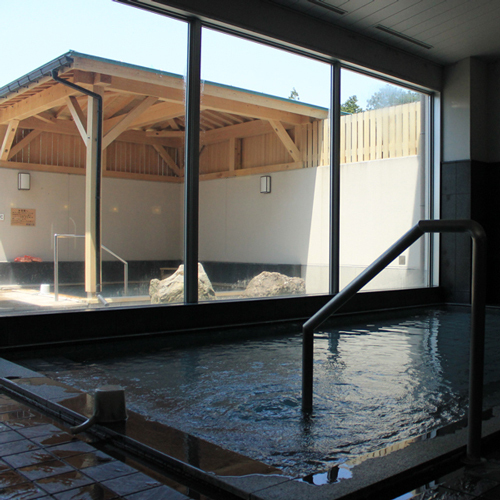 [Indoor bath] Large windows are open! A herbal bath is also available.