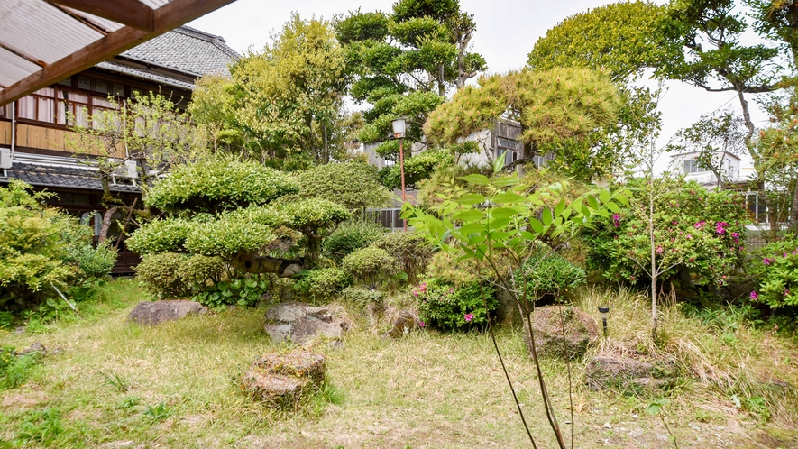 *【中庭】館内には緑が茂る庭園がございます。