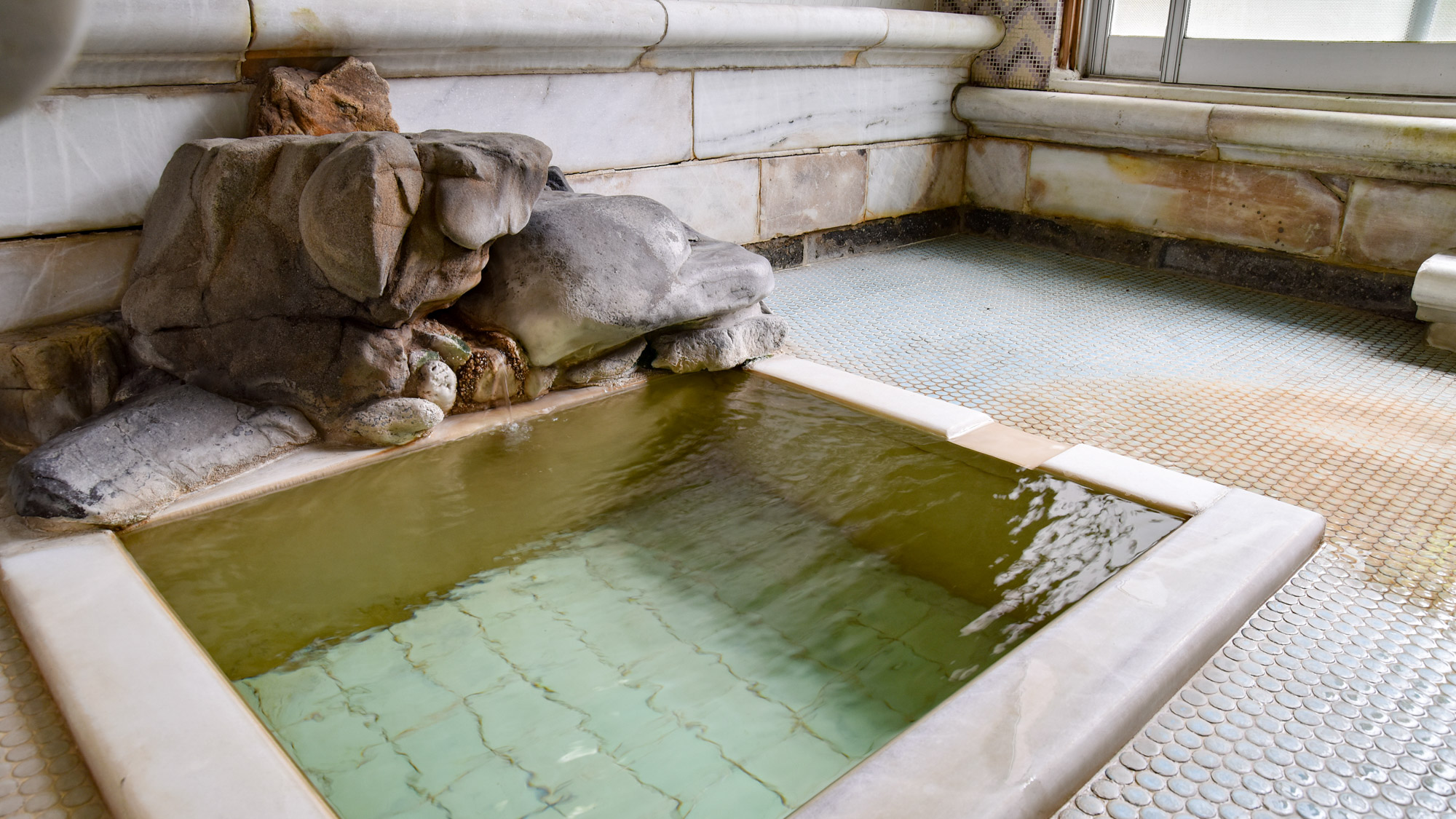 *【大浴場/女湯】浴槽は天然大理石造りです。