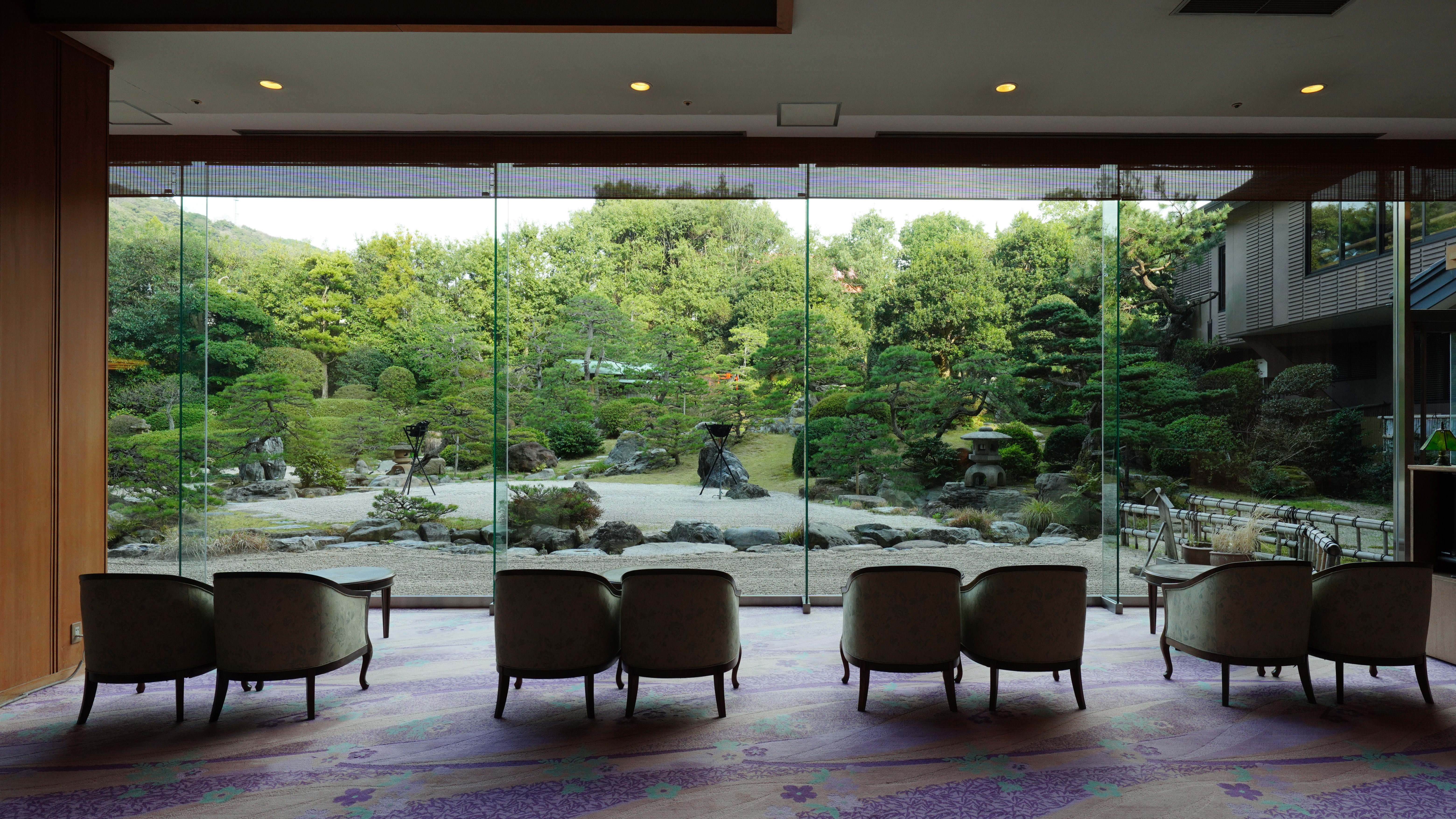 エントランスラウンジ「土笛」自慢の日本庭園がお客様をお出迎えします