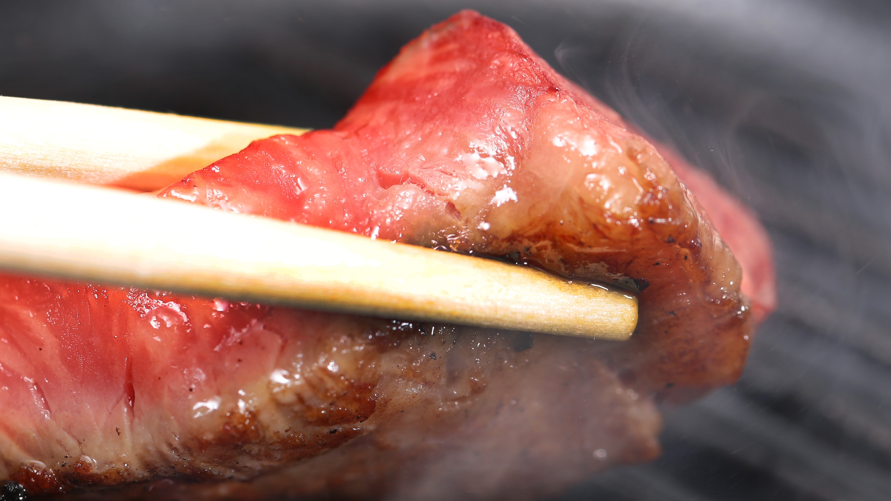 きめ細やかな霜降り肉の風味豊かな味わいと旨みがあふれるしまね和牛ステーキ