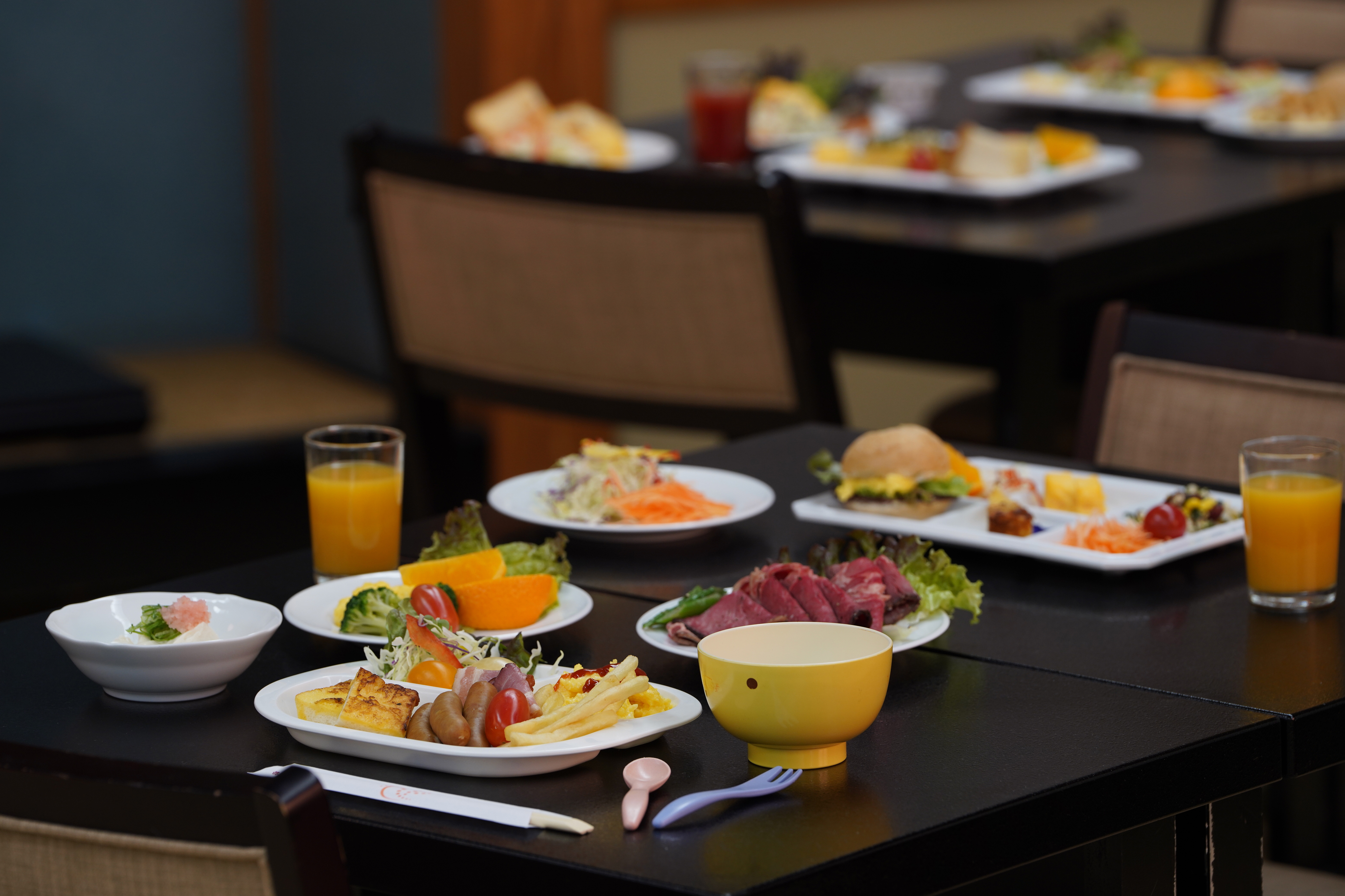 【朝食】お子様も喜ぶお料理やスイーツも充実！お子様用食器、チェアもご用意しております。